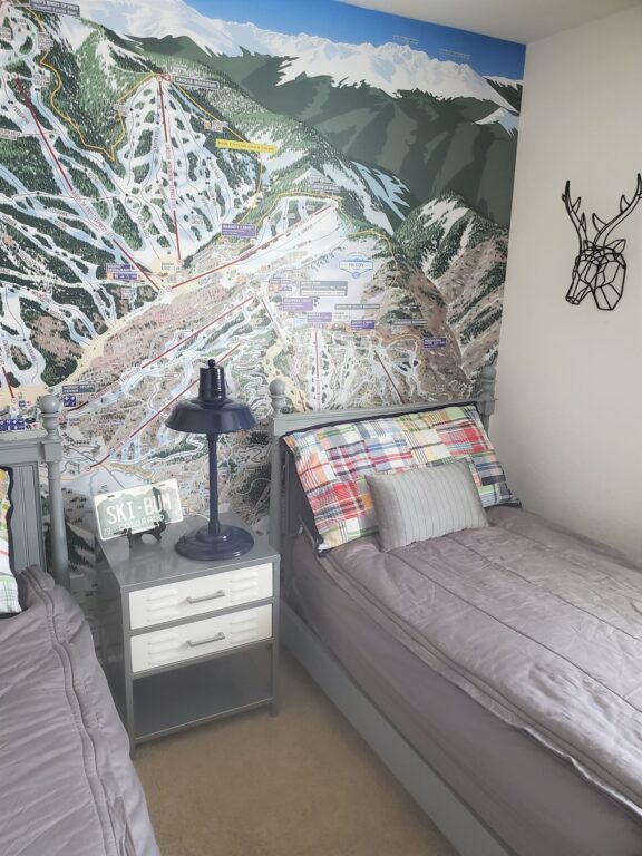 20210923 123050 residential interior bedroom lighting Original Retro Desk Lamp 12in 705 Navy 12in stem White cord white plug wallpaper kids