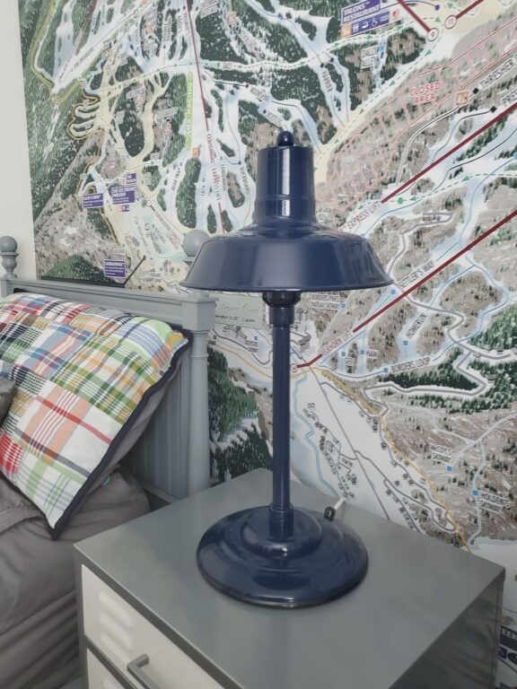 20210923 123520 residential interior bedroom lighting Original Retro Desk Lamp 12in 705 Navy 12in stem White cord white plug wallpaper kids