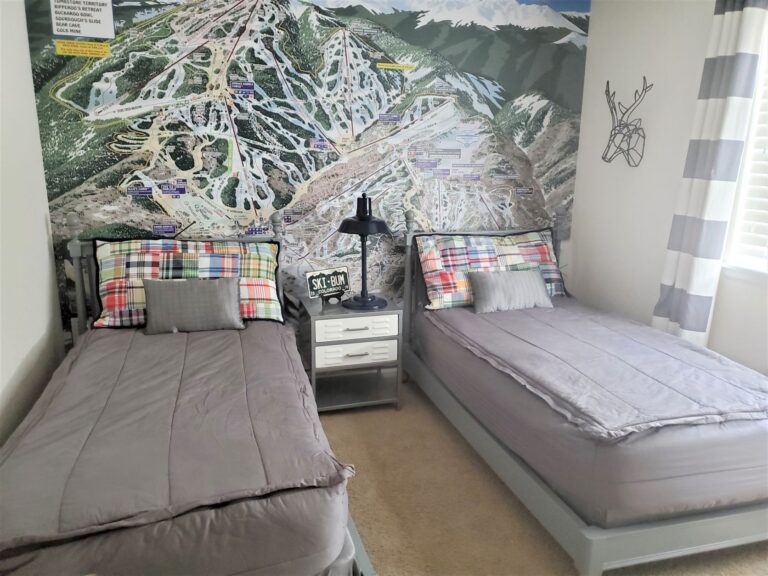 20210923 124927 residential interior bedroom lighting Original Retro Desk Lamp 12in 705 Navy 12in stem White cord white plug wallpaper kids