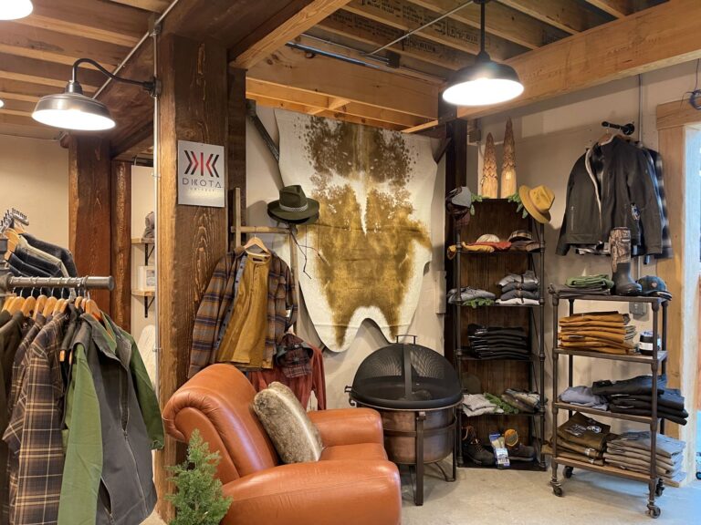 IMG 4111 commercial interior lighting clothing retail All Weather Stem Mount 17in 100 Black All Weather Gooseneck 15in 100 Black G31arm