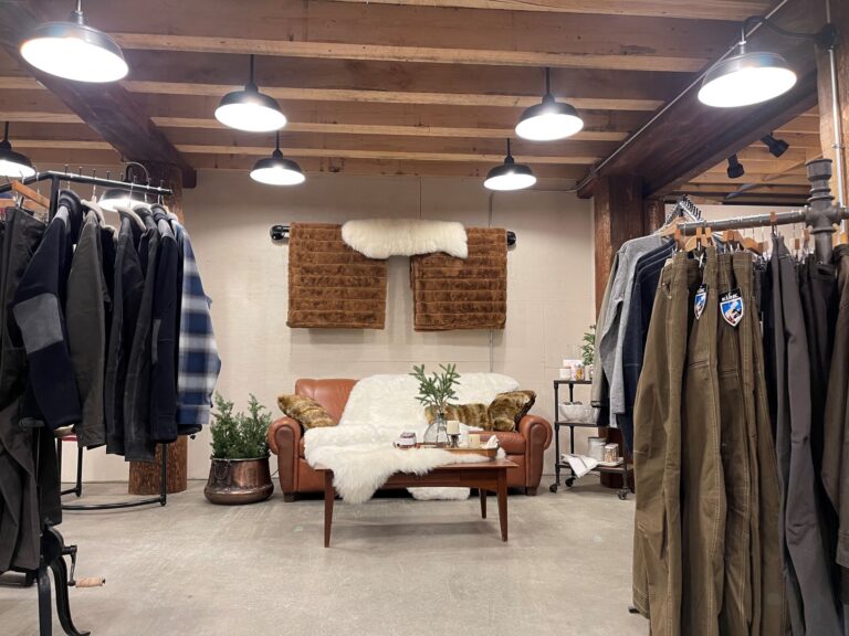 IMG 4114 commercial interior lighting clothing retail All Weather Stem Mount 17in 100 Black All Weather Gooseneck 15in 100 Black G31arm