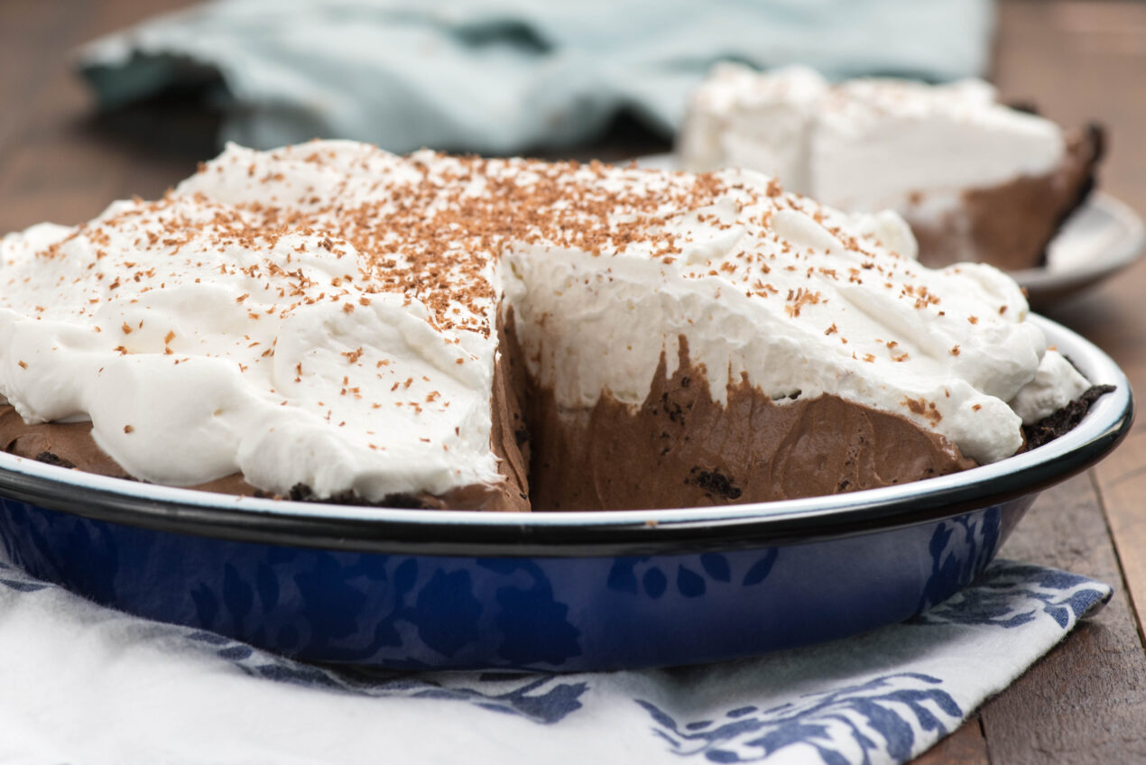 https://cdn.barnlight.com/inspiration/wp-content/uploads/2022/03/No-Bake-Chocolate-Cream-Pie-13-1270x848.jpg