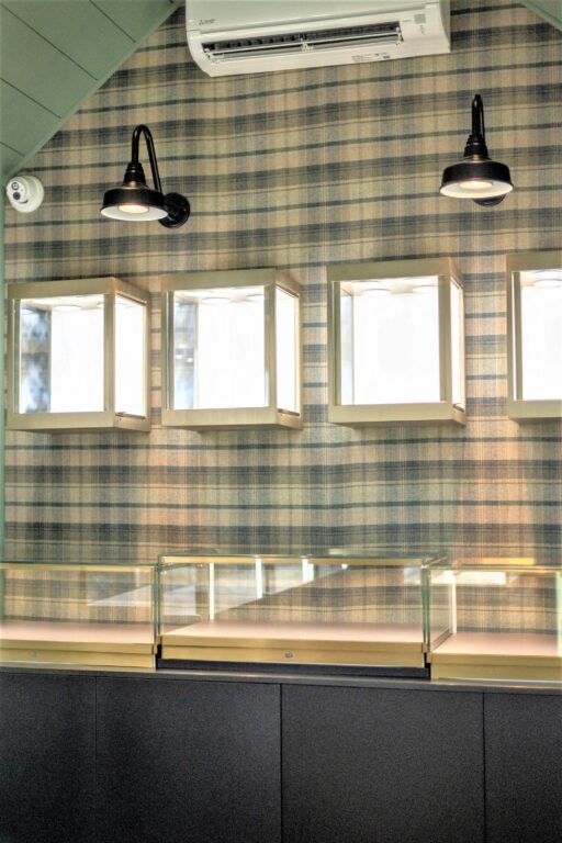 JCP 0281 commercial interior lighting on wallpaper retail Esso Gooseneck 8in 100 Black G26arm